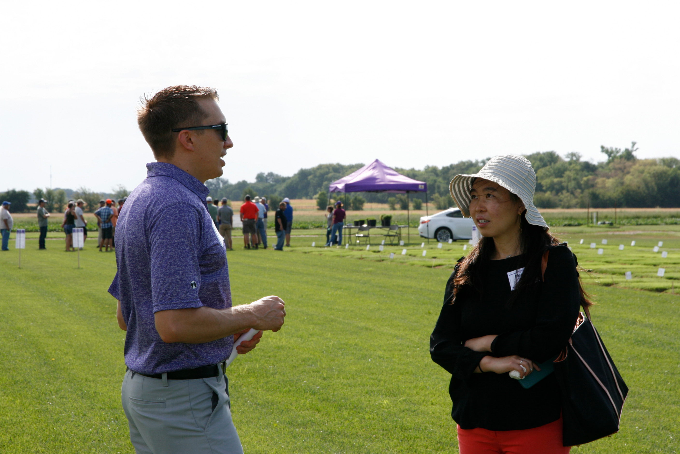 Ross Braun discussing turf at extension field day